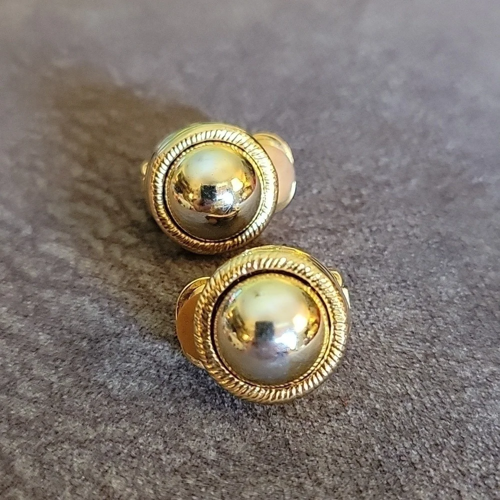Vintage 1980s Goldtone Circle Dome Clip-on Earrings